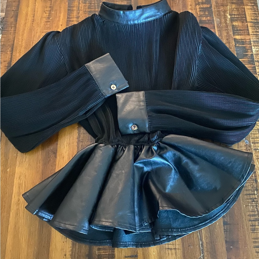 Chic Black Pleated Women's Blouse S/M lots of stretch around waist
Zipper back